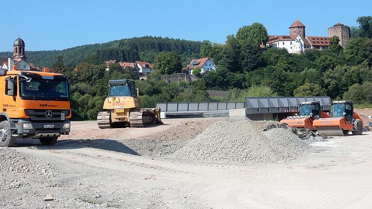 Noch vor 14 Monaten war es eine staubige und laute Baustelle am Kreisel zum Schellhof, am Freitag wird am gleichen Platz die gesamte neue Umgehungsstraße Rieneck feierlich eingeweiht. Noch vor 14 Monaten war es eine staubige und laute Baustelle am Kreisel zum Schellhof, am Freitag wird am gleichen Platz die gesamte neue Umgehungsstraße Rieneck feierlich eingeweiht.