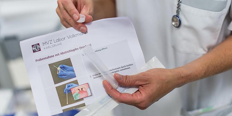 Ramona Hoos und ihre Kollegen in der Pflege haben auch mit Corona-Tests zu tun. Abstrichtupfer gehören quasi zum Standard. Ramona Hoos und ihre Kollegen in der Pflege haben auch mit Corona-Tests zu tun. Abstrichtupfer gehören quasi zum Standard. 