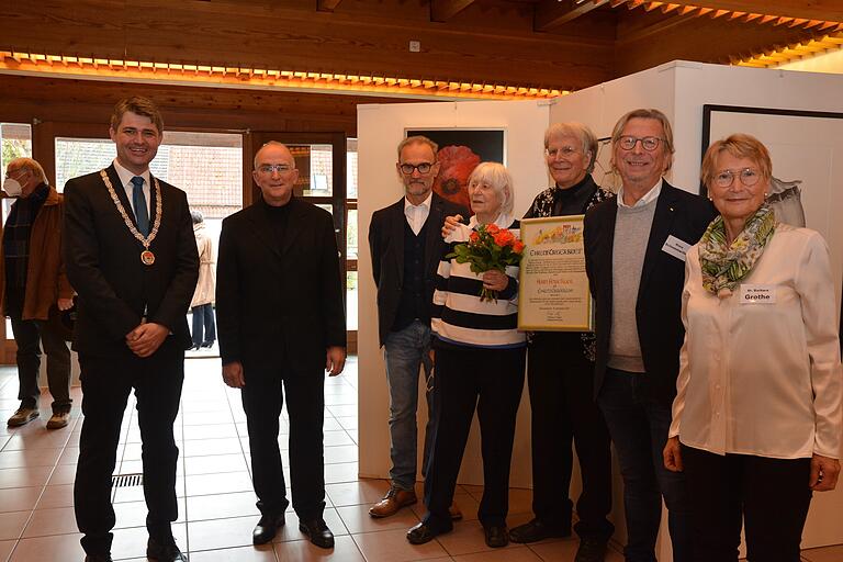 Die Verleihung der Ehrenbürgerwürde als gesellschaftliches Ereignis im Rahmen einer Ausstellungseröffnung. In der Markthalle trafen sich (von links) Bürgermeister Michael Kraus, Pianist Heinz Pallor, der ehemalige Stadtrat Eberhard Clarenbach, Ilse Klier und Ehrenbürger Peter Klier sowie der Vorsitzende des Fördervereins für Bildung und Kultur Klaus Schemmerling und Laudatorin Dr. Barbara Grothe. Die Verleihung der Ehrenbürgerwürde als gesellschaftliches Ereignis im Rahmen einer Ausstellungseröffnung. In der Markthalle trafen sich (von links) Bürgermeister Michael Kraus, Pianist Heinz Pallor, der ehemalige Stadtrat Eberhard Clarenbach, Ilse Klier und Ehrenbürger Peter Klier sowie der Vorsitzende des Fördervereins für Bildung und Kultur Klaus Schemmerling und Laudatorin Dr. Barbara Grothe.