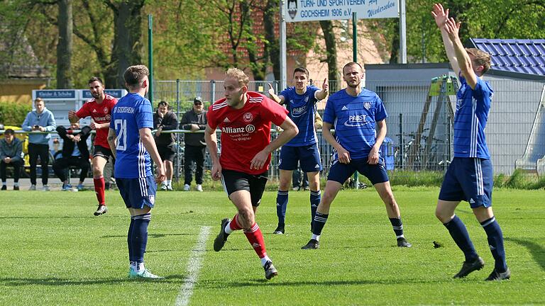Vier Gochsheimer Verteidiger, aber ein Schweinfurter durfte jubeln: Dominik Popp (Mitte) erzielte im Derby gegen den TSV Gochsheim seinen 27. Saisontreffer. Und hat der FTS nun für eine weitere Saison zugesagt. Vier Gochsheimer Verteidiger, aber ein Schweinfurter durfte jubeln: Dominik Popp (Mitte) erzielte im Derby gegen den TSV Gochsheim seinen 27. Saisontreffer. Und hat der FTS nun für eine weitere Saison zugesagt.