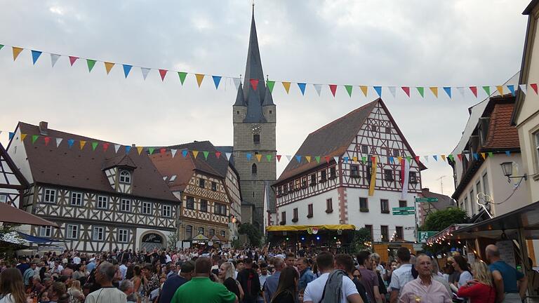 Erstmals wird in diesem Jahr beim 37. Altstadt-Weinfest in Zeil am Samstag- und Montagabend Eintritt in Form einer Sicherheitspauschale verlangt. Erstmals wird in diesem Jahr beim 37. Altstadt-Weinfest in Zeil am Samstag- und Montagabend Eintritt in Form einer Sicherheitspauschale verlangt.
