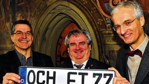Aus alt mach' neu: Ein OCH-Kennzeichen, wie es künftig ausschauen könnte, hat Professor Ralf Bochert (rechts) für die Vorstellung seiner Studie im Rathaus schon mal mitgebracht. Begrüßt wird die Idee von Bürgermeister Rainer Friedrich (Mitte) und Verwaltungsleiter Wolfgang Duscher. Aus alt mach' neu: Ein OCH-Kennzeichen, wie es künftig ausschauen könnte, hat Professor Ralf Bochert (rechts) für die Vorstellung seiner Studie im Rathaus schon mal mitgebracht. Begrüßt wird die Idee von Bürgermeister Rainer Friedrich (Mitte) und Verwaltungsleiter Wolfgang Duscher.