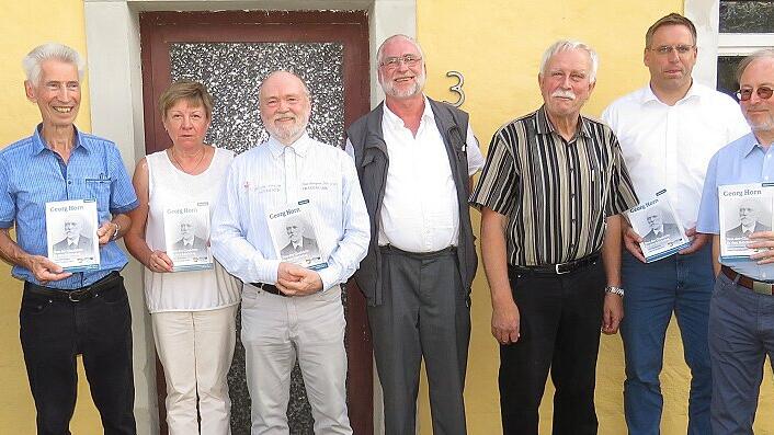 Vor der Fabrikschleichacher Caserne, der Geburts- und ersten Wohnstätte von Georg Horn, präsentierte sich das Aktionsteam zu dessen 100. Todestag (von links): Paul Hümmer von der SPD, Autor Rainer Horn mit Ehefrau, Wolfgang Jäger, Vorsitzender des Historischen Vereins, Rolf Haußig, Ortschronist Gottfried Henfling, Bürgermeister Matthias Bäuerlein, Thomas Schindler, Zweiter Vorsitzender des Historischen Vereins, und Klaus Kunkel, Schatzmeister des Historischen Vereins.