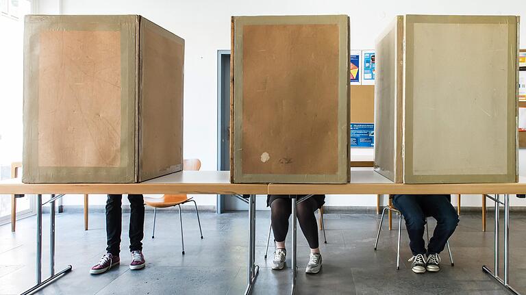 Wähler in Wahlkabinen in einem Schweinfurter Wahllokal. Wähler in Wahlkabinen in einem Schweinfurter Wahllokal.