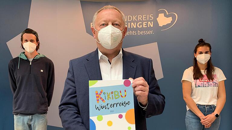 Landrat Thomas Bold (Mitte) zeigt eines der Bücher 'Winterreise 2021', die Manuel Müller (rechts) und Ulrike Abersfelder (links) vom KiKiBu-Team mit Kindergartenkindern gestaltet haben.  Foto: Anja Vorndran       -  Landrat Thomas Bold (Mitte) zeigt eines der Bücher 'Winterreise 2021', die Manuel Müller (rechts) und Ulrike Abersfelder (links) vom KiKiBu-Team mit Kindergartenkindern gestaltet haben.  Foto: Anja Vorndran