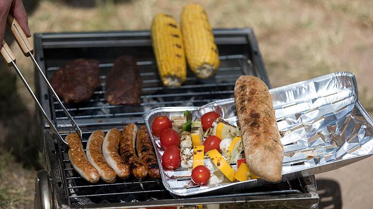 Es müssen nicht immer Würstchen, Grillkäse und Steaks sein - neue Grillideen und Grillmoden gibt es ohne Ende. Es müssen nicht immer Würstchen, Grillkäse und Steaks sein - neue Grillideen und Grillmoden gibt es ohne Ende.