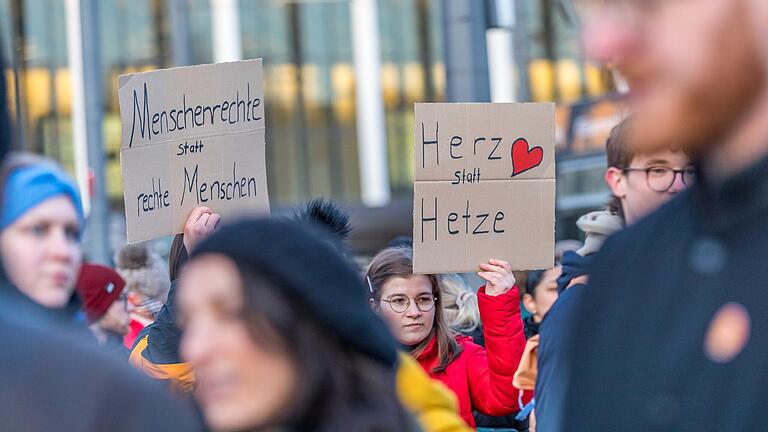 In Würzburg lockten die Demonstrationen gegen Rechts mehrere tausend Menschen auf die Straße.