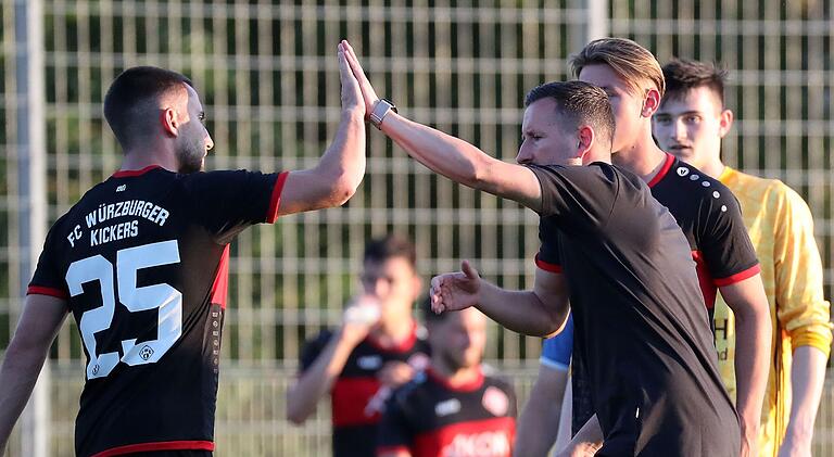 Gut gemacht! Kickers-Trainer Markus Zschiesche klatscht mit Dominik Meisel ab. Gut gemacht! Kickers-Trainer Markus Zschiesche klatscht mit Dominik Meisel ab.