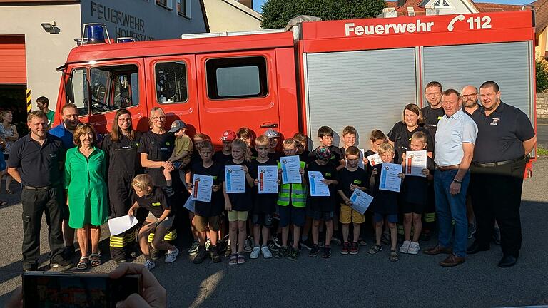 Die stolzen Träger der Kinderflamme freuen sich über ihr Abzeichen und die Urkunde. Rechts im Bild der 1. Kommandant Peter Reuß, Bürgermeister Peter Juks, Abschnittskinderbetreuer Thomas Franke, sowie Kreisjugendwart Dominik Olbrich