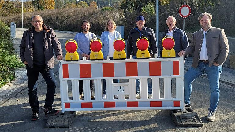 Ende Oktober liefen für das Baugebiet Klinge in Retzbach noch letzte Arbeiten wie der Zaunbau am Regenauffangteich, jetzt ist die Erschließung abgeschlossen und die Straßen sind freigegeben. Das Bild zeigt von links: Robert Hammerand (Kommunales für Bayern), David Stratmann (Baufirma Ullrich), zweite Bürgermeisterin Andrea Heßdörfer, Matthias Hofmann (Ingenieurbüro Arz), dritter Bürgermeister Michael Zull und Bürgermeister Stefan Wohlfart. Ende Oktober liefen für das Baugebiet Klinge in Retzbach noch letzte Arbeiten wie der Zaunbau am Regenauffangteich, jetzt ist die Erschließung abgeschlossen und die Straßen sind freigegeben. Das Bild zeigt von links: Robert Hammerand (Kommunales für Bayern), David Stratmann (Baufirma Ullrich), zweite Bürgermeisterin Andrea Heßdörfer, Matthias Hofmann (Ingenieurbüro Arz), dritter Bürgermeister Michael Zull und Bürgermeister Stefan Wohlfart.