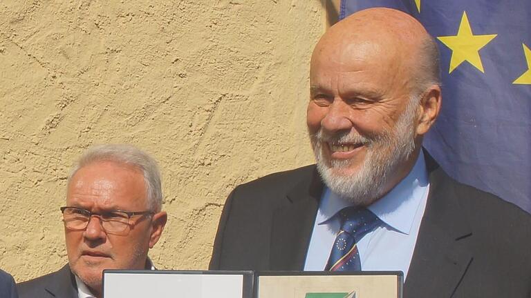 Dr. Michael Peter wurde in einer Feierstunde die Ehrenurkunde überreicht.  Foto: Sybille Balonier-Werner       -  Dr. Michael Peter wurde in einer Feierstunde die Ehrenurkunde überreicht.  Foto: Sybille Balonier-Werner