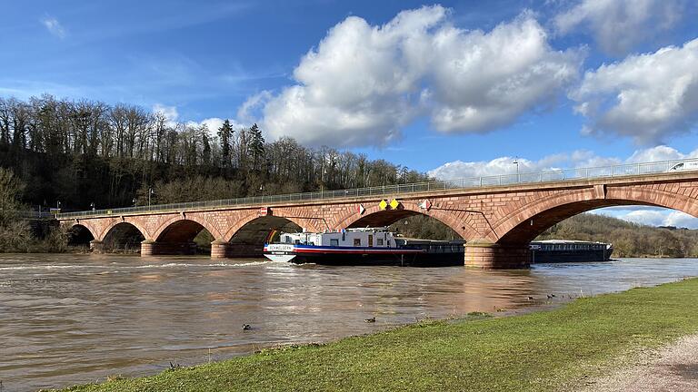 Die Alte Mainbrücke in Marktheidenfeld am Donnerstag: Trotz Hochwasser können Frachtschiffe die Brücke noch passieren.