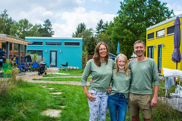 Familie Fambach in ihrer Tiny-House-Lodge am Ellertshäuser See.