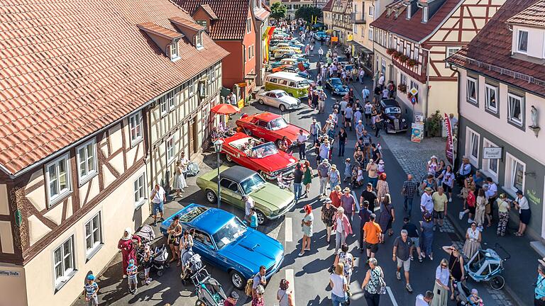 Schicke Autos, volle Straße: Bei den Fladungen Classics in der Rhön war 2022 mächtig was los. An diesem Wochenenden geht es in Fladungen mit Oldtimern und viel Programm auch wieder zurück in die 50er und 60er Jahre.