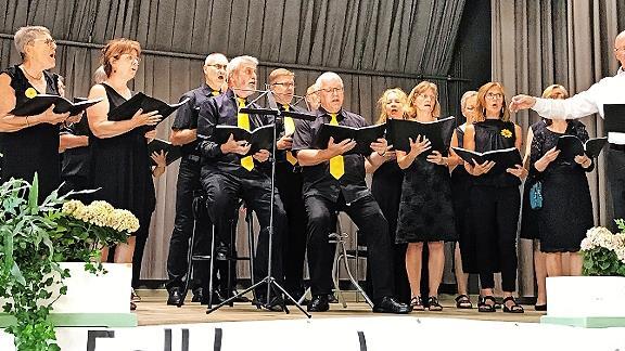 Der Folklorechor Nüdlingen/Bad Kissingen ist vom Kursaal Bad Bocklet aus musikalisch auf Weltreise gegangen.       -  Der Folklorechor Nüdlingen/Bad Kissingen ist vom Kursaal Bad Bocklet aus musikalisch auf Weltreise gegangen.