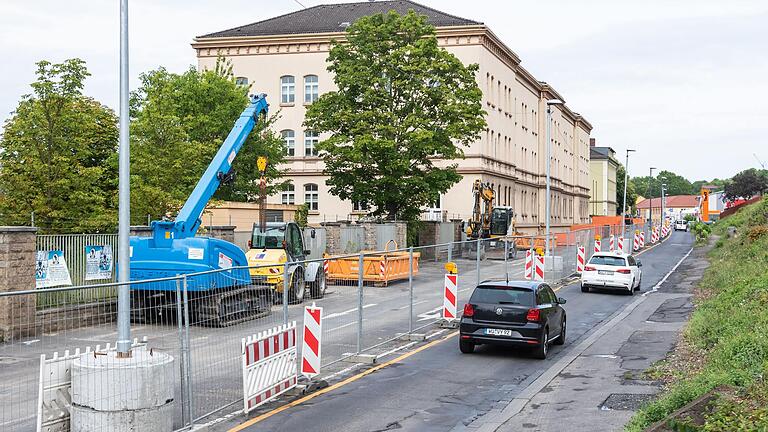 Die ersten drei Bauabschnitte von der Sanierung der Nürnberger Straße sind seit August 2022 beendet, die letzte Lücke vor dem Bereich des Greinbergknotens wird im kommenden Jahr geschlossen.