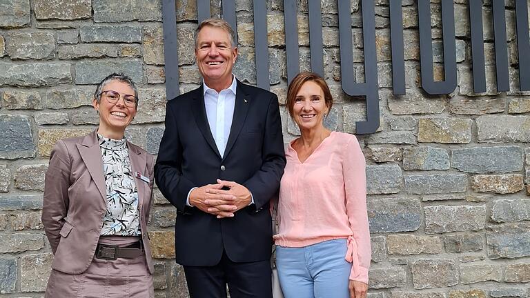 Rumäniens Staatspräsident Klaus Johannis mit Ehefrau Carmen (rechts) und Hotelmanagerin Sabrina Czernoch bei seinem Aufenthalt im Würzburger Hotel Steinburg im Jahr 2021. Rumäniens Staatspräsident Klaus Johannis mit Ehefrau Carmen (rechts) und Hotelmanagerin Sabrina Czernoch bei seinem Aufenthalt im Würzburger Hotel Steinburg im Jahr 2021.