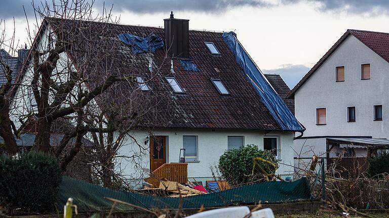 Sturmschäden am Haus - Die Nachfrage nach Versicherungsschutz ist hoch, unter anderem wegen der im langfristigen Trend steigenden Schäden durch Naturkatastrophen. (Symbolbild) Sturmschäden am Haus - Die Nachfrage nach Versicherungsschutz ist hoch, unter anderem wegen der im langfristigen Trend steigenden Schäden durch Naturkatastrophen. (Symbolbild)