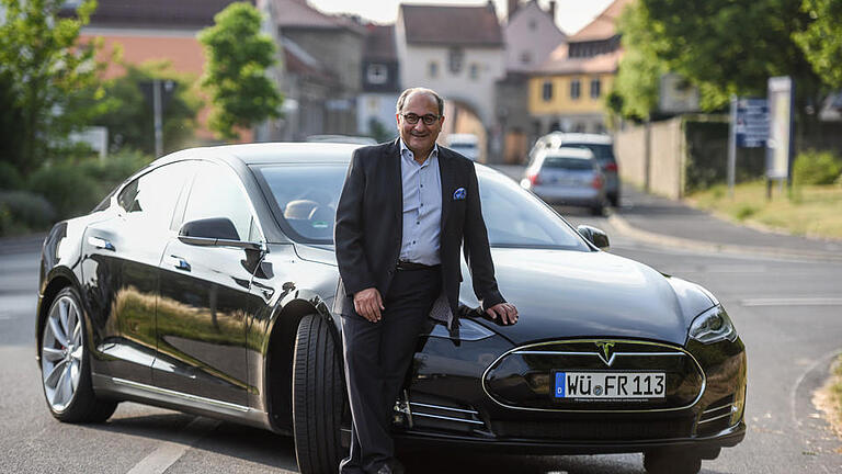 Farroch Rajeh ist stolzer Besitzer eines Tesla Elektroautos