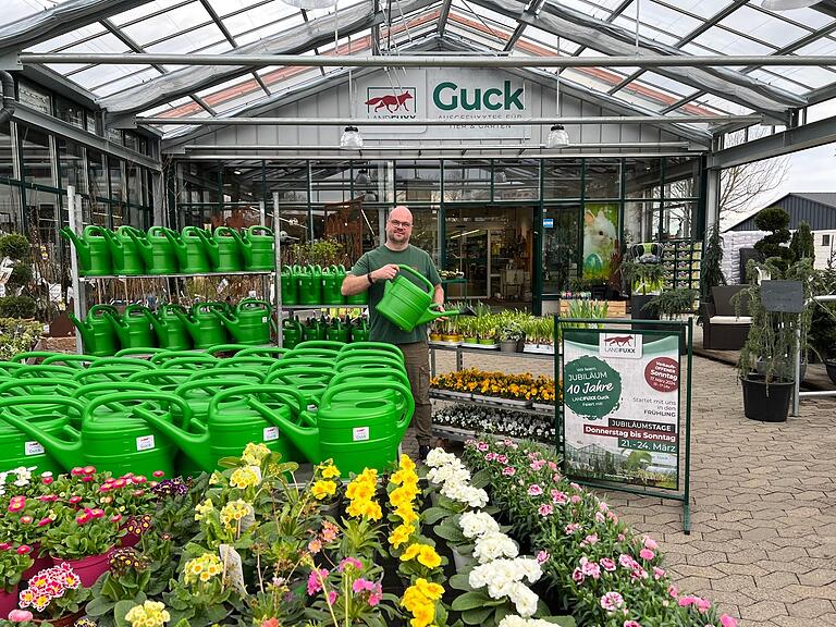 Zum Jubiläum spendierte und verteilte Florian Guck über 140 Gießkannen für die Ausstattung der umliegenden Friedhöfe der Gemeinden des Altlandkreises Bad Königshofen.