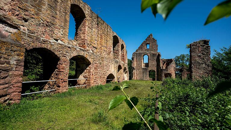 Auf einem Bergsporn erhebt sich in Collenberg (Lkr. Miltenberg) rund 70 Meter über dem Main die imposante Ruine der Kollenburg.