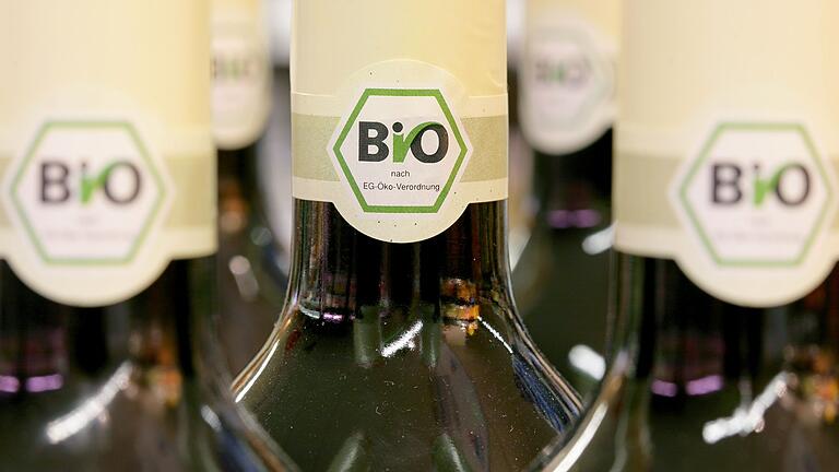 Weinflaschen mit dem Bio-Siegel - Wer es unterstützen will, dass beim Weinanbau keine chemischen Dünger oder Pestizide eingesetzt werden, greift zum Biowein. Weinflaschen mit dem Bio-Siegel - Wer es unterstützen will, dass beim Weinanbau keine chemischen Dünger oder Pestizide eingesetzt werden, greift zum Biowein.