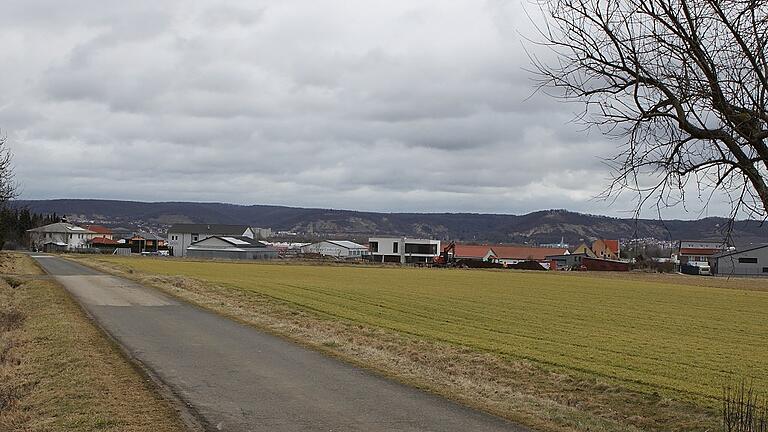 Der Gemeinderat Knetzgau hat mit einer Gegenstimme der vierten Änderung des Bebauungsplanes &bdquo;An der Klinge&rdquo; in Knetzgau zugestimmt. Auf einer Fläche von 1700 Quadratmetern möchte die Gemeinde ein Mehrfamilienhaus mit zehn Wohnungen bauen.