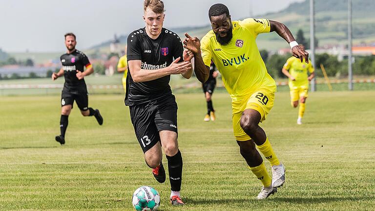 Das Testspiel gegen den FSV Hollenbach war für Ridge Munsy (rechts) der letzte Auftritt im Trikot der Würzburger Kickers.