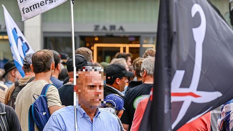 Auf der Fahne des 'Landvolkes' prangt auf schwarzem Grund ein weißer Pflug und ein rotes Schwert. Die Symbole der Bewegung, die Historiker als einen Wegbereiter der NSDAP ansehen, fielen dem Verfassungsschutz in Bayern erstmals bei der Bauerndemo am 31. August 2022 in Würzburg auf.&nbsp;