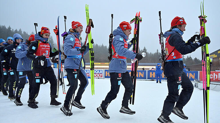 Biathlon: Weltmeisterschaft       -  Siegertanz in Oberhof:  Sophia Schneider (r-l) Hanna Kebinger, Denise Herrmann-Wick, Vanessa Voigt und das Team aus Deutschland (von rechts) tanzen nach der Silbermedaille in der Staffel.