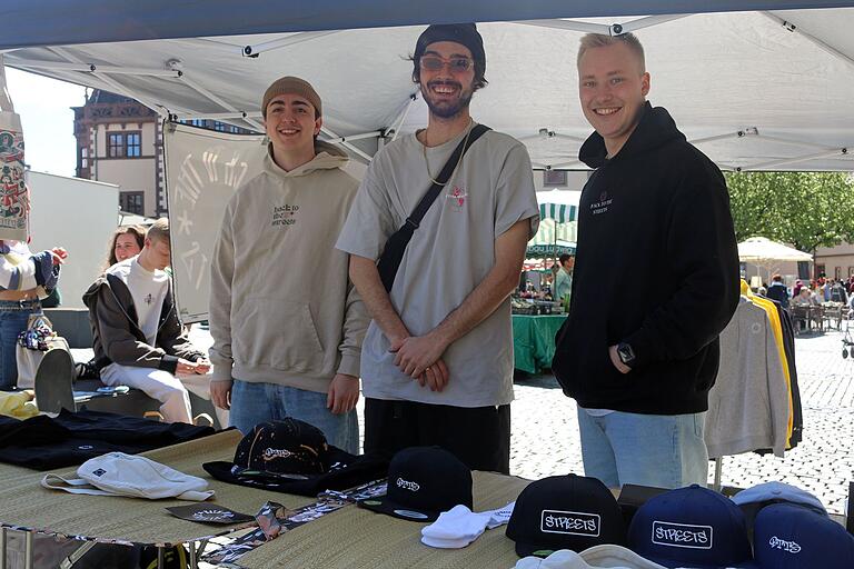 Schnäppchenjäger kamen in der gesamten Innenstadt auf ihre Kosten. Wie hier am Stand des jungen Schweinfurter Streetwear-Labels 'Back to the Street'.