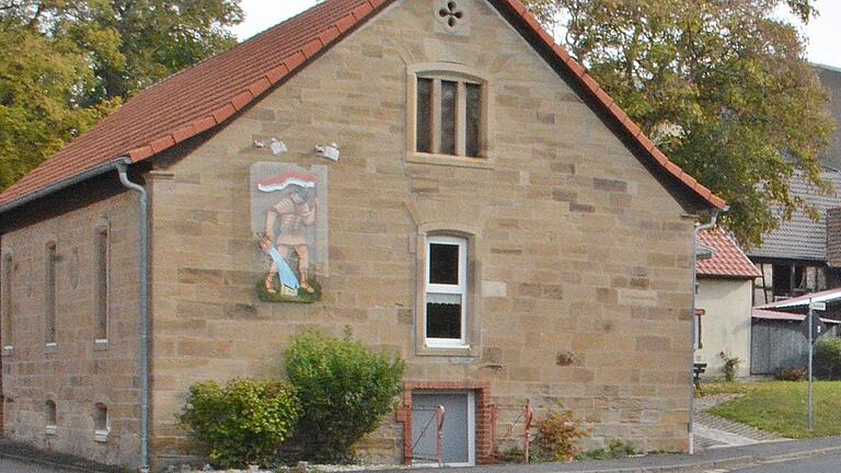 Das Feuerwehrhaus in Untereßfeld mit dem Bild des Heiligen Florian