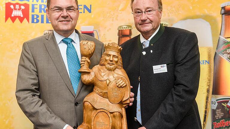 Bundeslandwirtschaftsminister Christian Schmidt (links) erhielt den Gambrinus-Preis der Gemeinschaft Mainfrankenbier aus der Hand des Vorsitzenden Karl-Heinz Pritzl von der Ochsenfurter Kauzenbräu. Foto: Thomas Obermeier