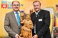 Bundeslandwirtschaftsminister Christian Schmidt (links) erhielt den Gambrinus-Preis der Gemeinschaft Mainfrankenbier aus der Hand des Vorsitzenden Karl-Heinz Pritzl von der Ochsenfurter Kauzenbräu. Foto: Thomas Obermeier