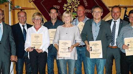 Sie halten den Verein am Laufen (von links): BLSV-Bezirksvorsitzender Günther Jackl und BFV-Spielgruppenleiter Gerald Makowski sowie Bürgermeister Matthias Schneider (2. von rechts) ehrten Maria Koch, Frank Helscher, Christel Laufer, Peter Fery, Anton Ort und Heinz Stützlein.