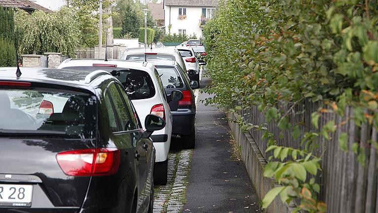 Viele Autos, wenig Durchkommen: Das Parkdruck in den Straßen rund um das Leopoldina-Krankenhaus ist hoch, die Anwohner wie hier in der Cuspinianstraße genervt.