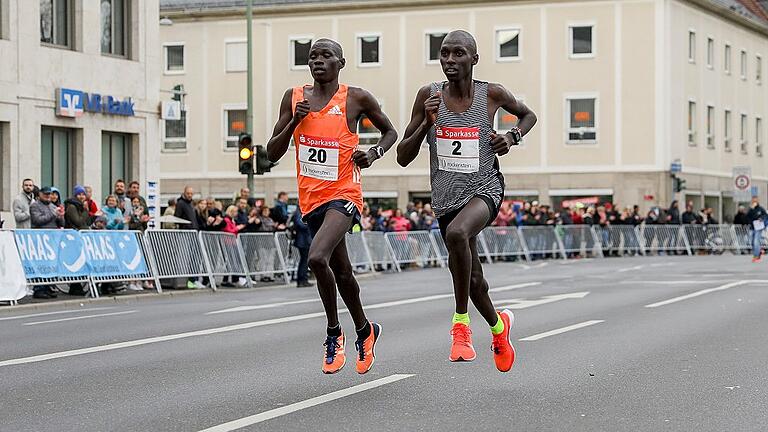Im Gleichschritt: Der spätere Sieger im Lauf der Asse Vincent Kiprotich Kibet (rechts) und der Zweiplatzierte Lawi Kosgei (beide Kenia). Im Gleichschritt: Der spätere Sieger im Lauf der Asse Vincent Kiprotich Kibet (rechts) und der Zweiplatzierte Lawi Kosgei (beide Kenia).