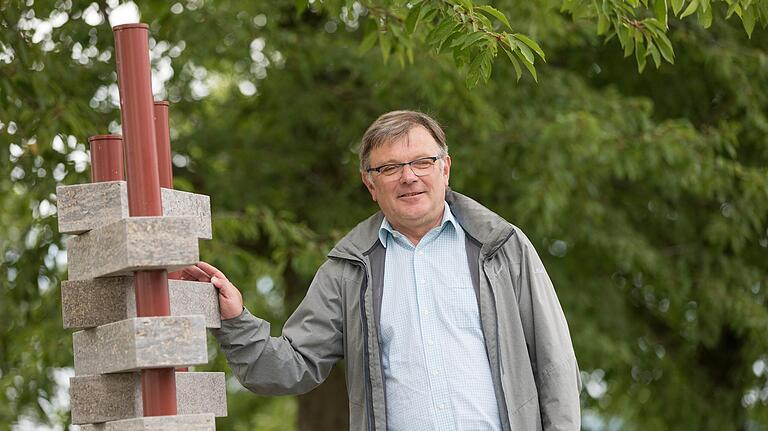 Friedhofskultur im Wandel: Hans Fiederling, Bürgermeister von Waldbrunn, zeigt neue Stelen aus Muschelkalk. Hier werden die Namen bei einer Baumbestattung eingetragen.