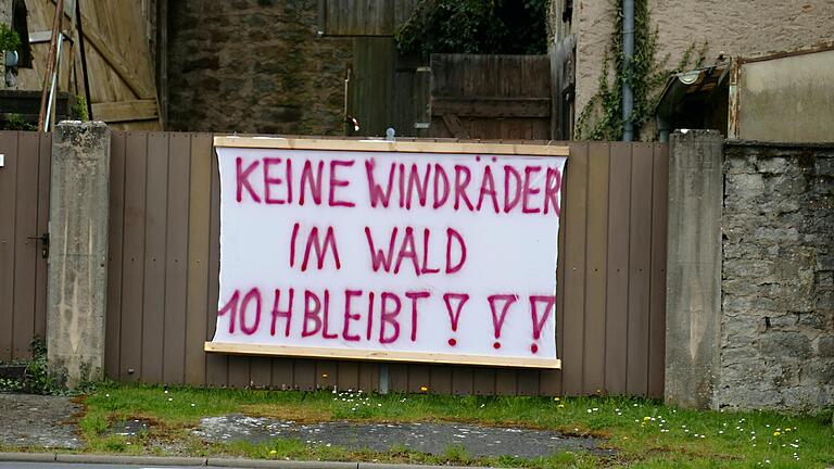 Gegen Windkraftplanungen regt sich – wie derzeit im Arnsteiner Stadtteil Schwebenried –&nbsp;häufig Widerstand. Die Akzeptanzforschung zeigt, dass der Widerstand besonders dann stark wird, wenn der Entscheidungsprozess von den Bürgerinnen und Bürgern vor Ort nicht als fair und transparent wahrgenommen werde.