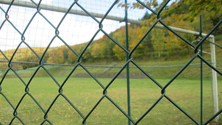 Der Fußballsport beim SV Wirmsthal ist zum Erliegen gekommen, weil keine Mannschaft mehr gestellt werden kann. An seine Stelle tritt ein Radsport-Trail als neue Nutzung.  Foto: Winfried Ehling       -  Der Fußballsport beim SV Wirmsthal ist zum Erliegen gekommen, weil keine Mannschaft mehr gestellt werden kann. An seine Stelle tritt ein Radsport-Trail als neue Nutzung.  Foto: Winfried Ehling