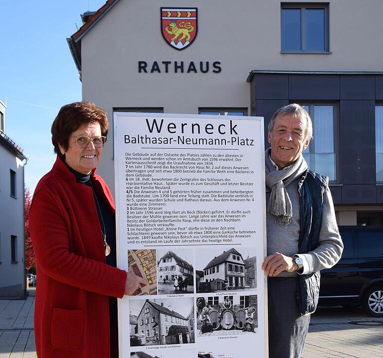 Solche Stelen mit historischen Informationen stehen jetzt an vielen Plätzen und Gebäuden in Werneck. Im Bild Altbürgermeisterin Edeltraud Baumgartl und Bernd Göbel, Vorsitzender des Historischen Vereins.