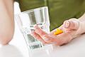 Eine Person mit Tablette und Wasserglas       -  Nahrungsergänzungsmittel mit Vitamin B12 sind vor allem bei einer veganen oder vegetarischen Ernährung wichtig.
