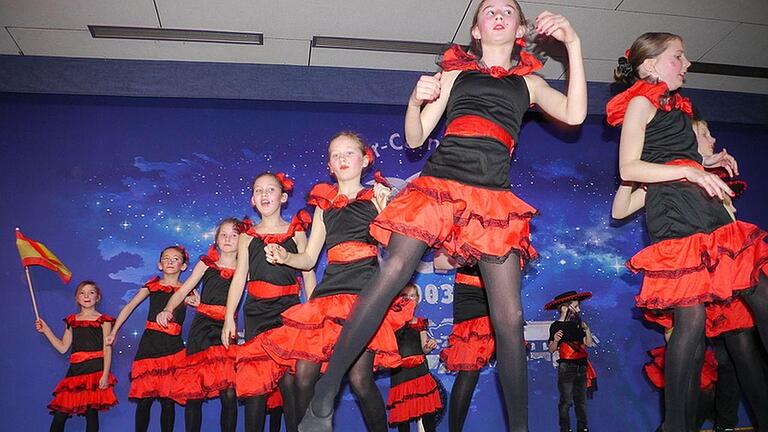 Die Minis und ihr Showtanz in spanischen Kostümen - Die Minis und ihr Showtanz in spanischen Kostümen Die Minis und ihr Showtanz in spanischen Kostümen - Die Minis und ihr Showtanz in spanischen Kostümen