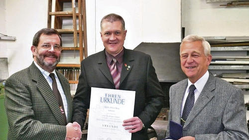 Seit 25 Jahren im Betrieb - Schweinfurt (fal) Seit 25 Jahren ist Alfred Berg bei der Firma für Sicherheits- und Gebäudetechnik Herbert Walther GmbH & Co. KG in Schweinfurt beschäftigt. Zum Betriebsjubiläum wurden ihm eine Plakette und eine Ehrenurkunde der Handwerkskammer für Unterfranken verliehen. 1982 trat Berg im Alter von 15 Jahren in den Betrieb am Fischersteig ein und begann seine dreijährige Lehrzeit zum Bauschlosser. Firmenchef Rainer Sauter betonte in seiner Dankesrede vor Teilen der Belegschaft vor allem die wertvollen Kundenbeziehungen, die im Laufe der vielen Jahre entstanden seien. Im Bild (von links): Firmenchef Rainer Sauter, der Jubilar Alfred Berg und Kreishandwerksmeister Udo Wachter. Seit 25 Jahren im Betrieb - Schweinfurt (fal) Seit 25 Jahren ist Alfred Berg bei der Firma für Sicherheits- und Gebäudetechnik Herbert Walther GmbH & Co. KG in Schweinfurt beschäftigt. Zum Betriebsjubiläum wurden ihm eine Plakette und eine Ehrenurkunde der Handwerkskammer für Unterfranken verliehen. 1982 trat Berg im Alter von 15 Jahren in den Betrieb am Fischersteig ein und begann seine dreijährige Lehrzeit zum Bauschlosser. Firmenchef Rainer Sauter betonte in seiner Dankesrede vor Teilen der Belegschaft vor allem die wertvollen Kundenbeziehungen, die im Laufe der vielen Jahre entstanden seien. Im Bild (von links): Firmenchef Rainer Sauter, der Jubilar Alfred Berg und Kreishandwerksmeister Udo Wachter.