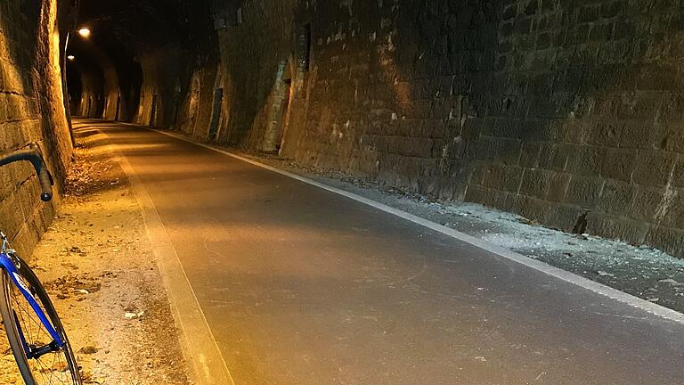 Vor der Durchfahrt des Tunnels muss man keine Angst haben. Er ist durchgehend beleuchtet.