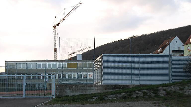 Container und Kräne zeigen es: Am Friedrich-List-Gymnasium (FLG) in Gemünden wird schon gebaut. Jetzt gibt es Fördergelder. Container und Kräne zeigen es: Am Friedrich-List-Gymnasium (FLG) in Gemünden wird schon gebaut. Jetzt gibt es Fördergelder. 