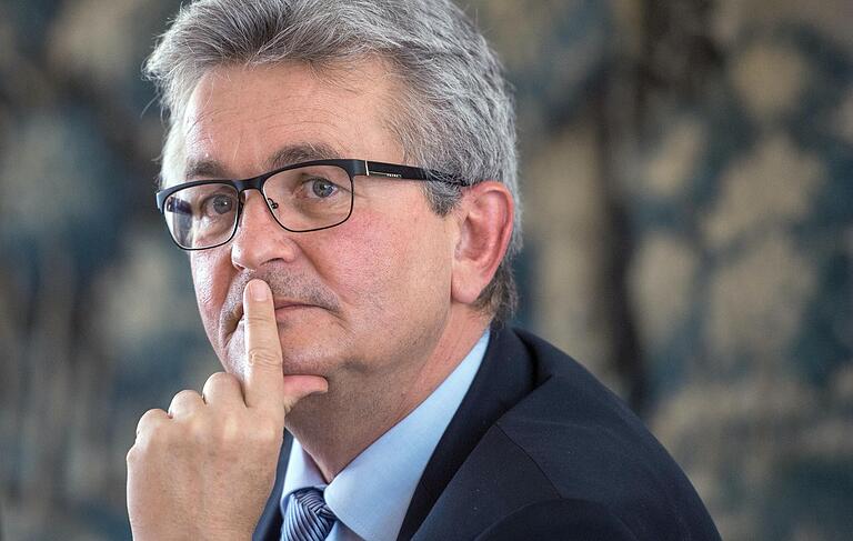 Hauptgeschäftsführer Bertram Brossardt von der Vereinigung der bayerischen Wirtschaft schätzt, dass nicht immer alle Beschäftigten eines Betriebs die Einführung einer Vier-Tage-Woche begrüßen.