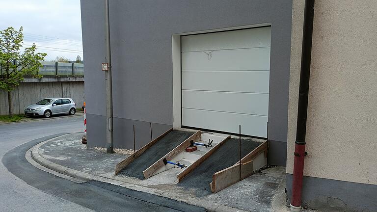 Anfang der Woche erhielt die skurril wirkende Rampe vor einer Garage in der Retzbacher Bergstraße sogar eine Asphaltschicht und einen Keil in der Wasserrinne. Die Gemeinde hat dem Bau auf dem öffentlichen Gehweg jedoch nie zugestimmt und wird nun die Bauaufsicht einschalten. Anfang der Woche erhielt die skurril wirkende Rampe vor einer Garage in der Retzbacher Bergstraße sogar eine Asphaltschicht und einen Keil in der Wasserrinne. Die Gemeinde hat dem Bau auf dem öffentlichen Gehweg jedoch nie zugestimmt und wird nun die Bauaufsicht einschalten.