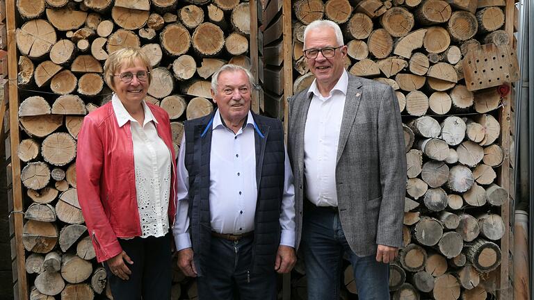 Willi Käb (Mitte)&nbsp; aus Oberhohenried feierte seinen 90. Geburtstag, zu dem auch die stellvertretende Landrätin Birgit Bayer und Bürgermeister Günther Werner gratulierten.