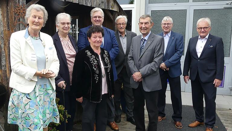 Jubiläum und Abschied. Bei der 40-Jahr-Feier der MS-Gruppe Schweinfurt verkündete Erhard Bischof seinen Rückzug von der Spitze der Gruppe. Gratulanten zum 40. Geburtstag waren (von links) Monika Himmighoffen (DMSG Bayern), das Urgestein der Gruppe Käthe Pöllath, Ingrid Bischof, DMSG Bayern Geschäftsführer Hans-Peter Wobra, Herbert Neder, Erhard Bischof, sein Nachfolger Martin Pfeiffer und Stadtrat Stefan Labus.